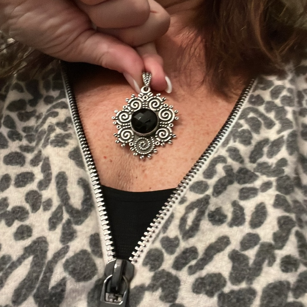 Sterling silver black onyx pendant - Picture 3 of 3